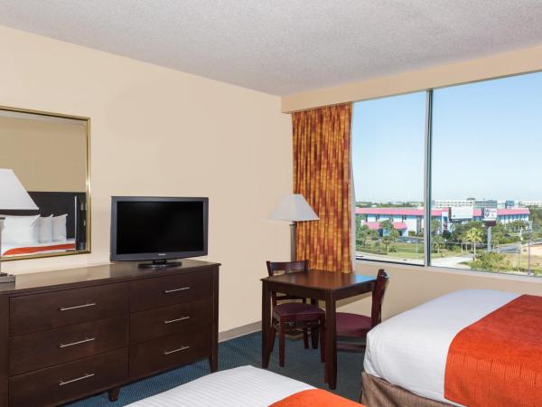 Ramada by Wyndham Kissimmee Gateway - Free Theme Park Shuttle : photo 2 de la chambre chambre tour deluxe 2 lits queen-size