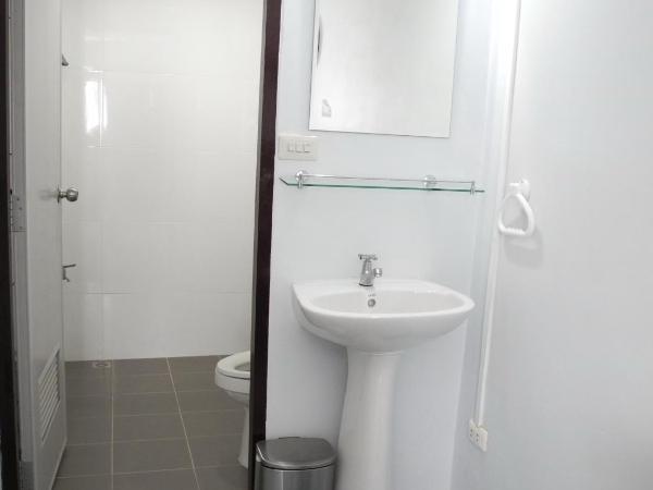 Bann Tawan Hostel Chiang Rai : photo 3 de la chambre chambre lits jumeaux