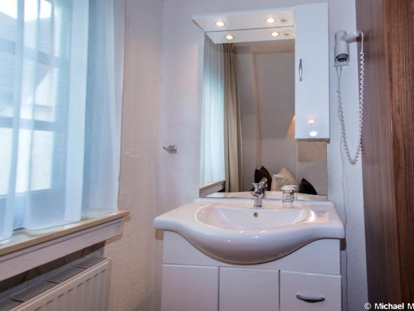 Hotel und Restaurant Löwenbräu Köln : photo 3 de la chambre chambre simple avec salle de bains privative dans couloir