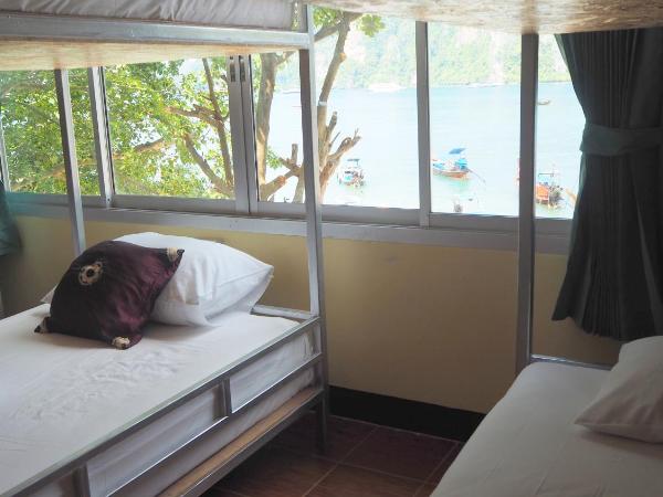 Chaokoh Phi Phi Hostel : photo 2 de la chambre lit dans dortoir pour hommes de 6 lits