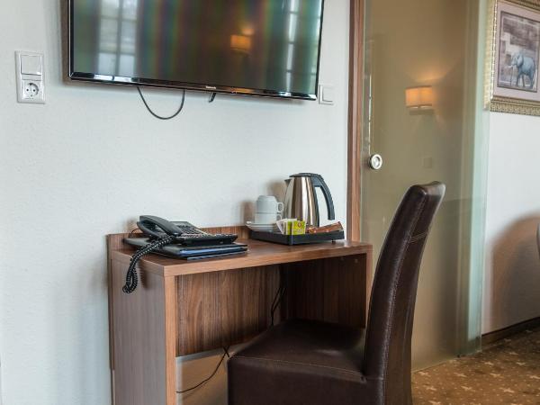 Hotel und Restaurant Löwenbräu Köln : photo 8 de la chambre chambre triple avec salle de bains