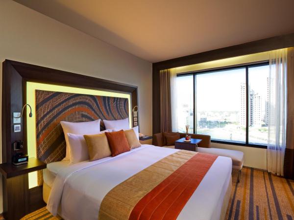 Novotel Kolkata Hotel and Residences : photo 4 de la chambre superior king room -  - enjoy unlimited drinks between 6-8 pm (house brands only), snacks (chef’s special), choice of cocktails/mocktails at an additional cost of inr 1500 + tax per person