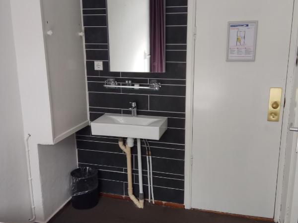 Hotel Bellington : photo 4 de la chambre petite chambre double avec salle de bains privative