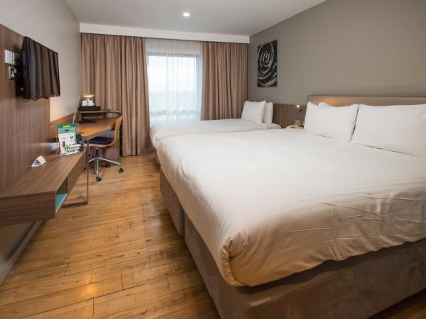 Holiday Inn London West, an IHG Hotel : photo 1 de la chambre chambre lit king-size premium avec canapé-lit double