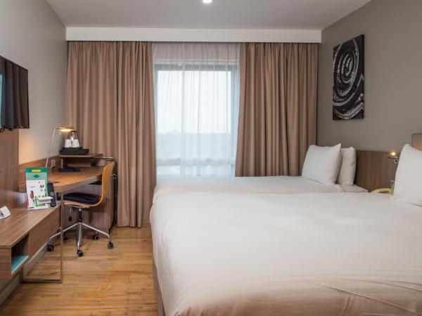 Holiday Inn London West, an IHG Hotel : photo 5 de la chambre chambre double avec canapé-lit