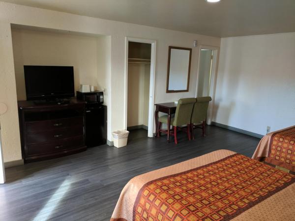 La Hacienda Motel : photo 2 de la chambre chambre avec 2 grands lits queen-size 