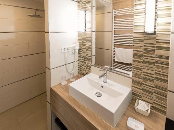 Hotel Zena Beauty & Shopping Center : photo 3 de la chambre chambre double ou lits jumeaux de luxe avec jardin