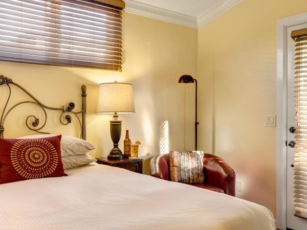 Hillcrest House Bed & Breakfast : photo 2 de la chambre chambre lit queen-size avec baignoire spa