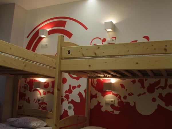 Greg&Tom Party Hostel : photo 4 de la chambre bed in 10-bed mixed dormitory room (age restriction - 18-40)