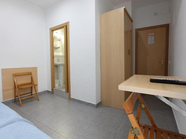 Hostal L'Alba : photo 7 de la chambre chambre triple Économique