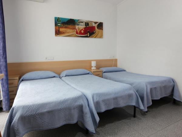 Hostal L'Alba : photo 10 de la chambre chambre triple Économique