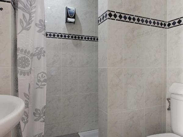 Hostal L'Alba : photo 7 de la chambre chambre triple avec balcon