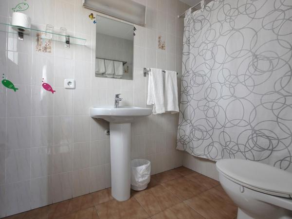 Hostal L'Alba : photo 1 de la chambre chambre double ou lits jumeaux avec balcon