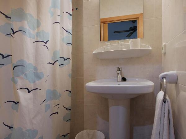 Hostal L'Alba : photo 8 de la chambre chambre triple avec balcon