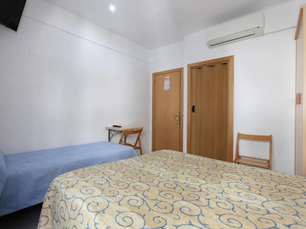 Hostal L'Alba : photo 10 de la chambre chambre triple avec balcon