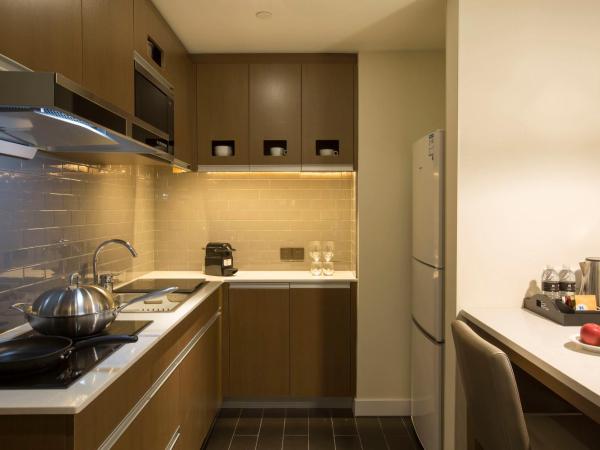 Hyatt House Shanghai New Hongqiao : photo 4 de la chambre suite lit king-size avec cuisine