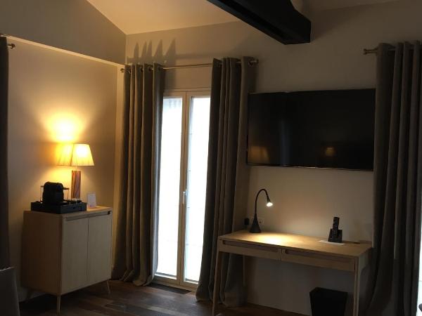 Hôtel de la Plage - Saint Jean de Luz : photo 5 de la chambre chambre prestige avec balcon - vue sur ville