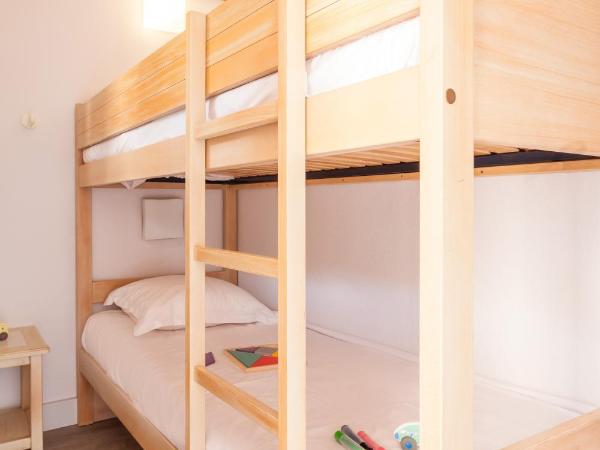 Résidence Pierre & Vacances La Pinède : photo 4 de la chambre studio avec coin nuit dans alcôve et terrasse ou balcon (4 personnes) - vue sur jardin