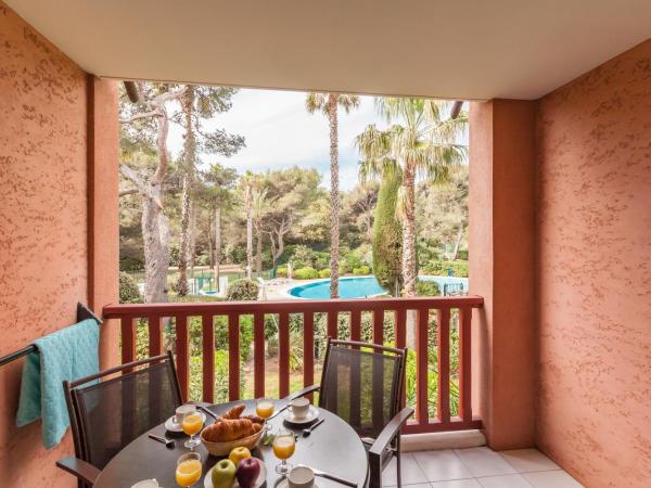 Résidence Pierre & Vacances La Pinède : photo 2 de la chambre studio avec coin nuit dans alcôve et terrasse ou balcon (4 personnes) - vue sur jardin