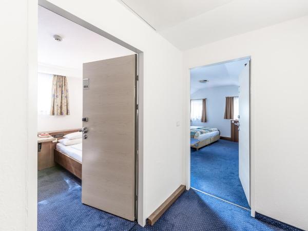 Hotel Mondschein : photo 7 de la chambre chambre triple avec 2 chambres