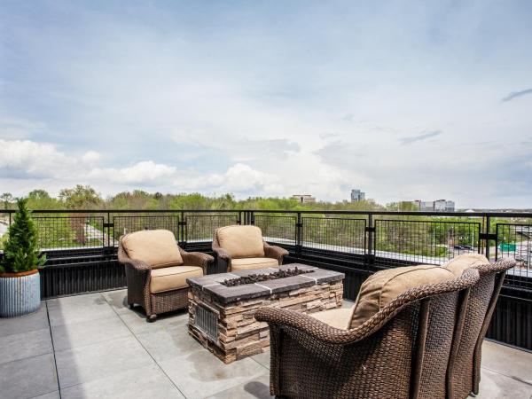 Ironworks Hotel Indy : photo 1 de la chambre suite junior avec balcon