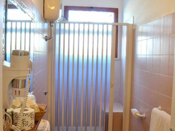 Hotel Villa Fiorita : photo 3 de la chambre chambre quadruple avec balcon et vue sur la mer