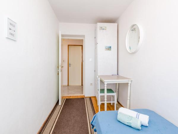 Rooms Nikola : photo 3 de la chambre chambre meublée simplement - terrasse et vue sur mer