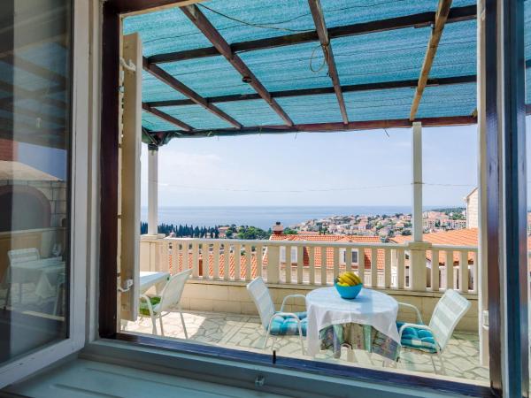 Rooms Nikola : photo 1 de la chambre chambre meublée simplement - terrasse et vue sur mer