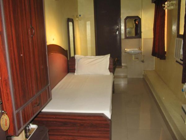 Hotel Sorrento Guest house Anna Nagar East Metro Shenoy Nagar metro budget monthly daily rooms : photo 1 de la chambre chambre simple avec ventilateur