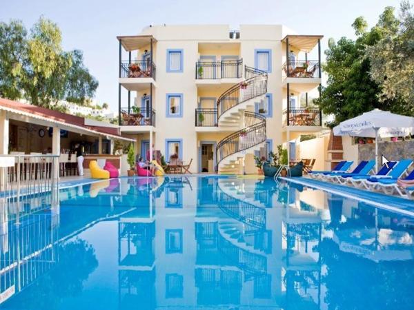 Merve Apartments, your home from home in central BODRUM, street cats frequent the property, not all apartments have balconies , ground floor have terrace with table and chairs : photo 5 de la chambre appartement