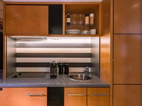THE MADISON Hotel Hamburg : photo 4 de la chambre studio lit king-size avec kitchenette