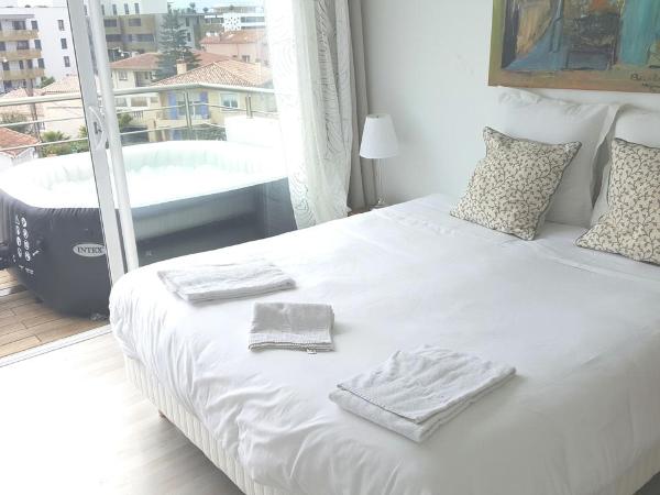 Hotel Sable Et Soleil - Port, Plage et spa : photo 1 de la chambre suite avec terrasse et jacuzzi privé