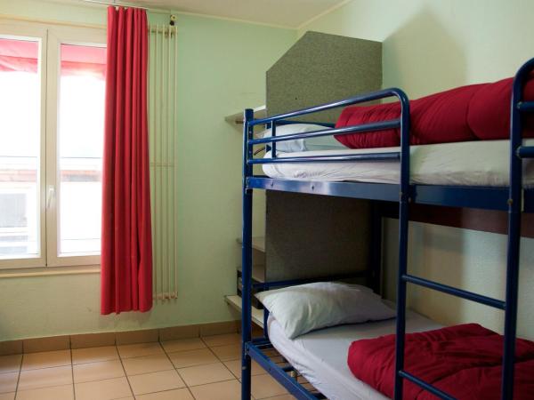 Auberge Internationale des Jeunes : photo 2 de la chambre lit dans dortoir mixte de 2 lits avec salle de bains commune