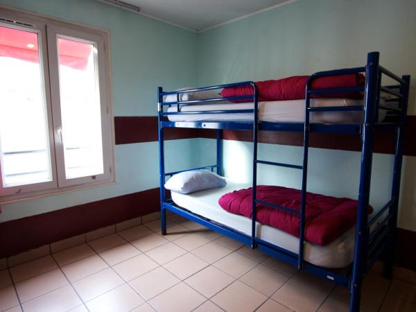Auberge Internationale des Jeunes : photo 4 de la chambre lit dans dortoir mixte de 2 lits avec salle de bains commune