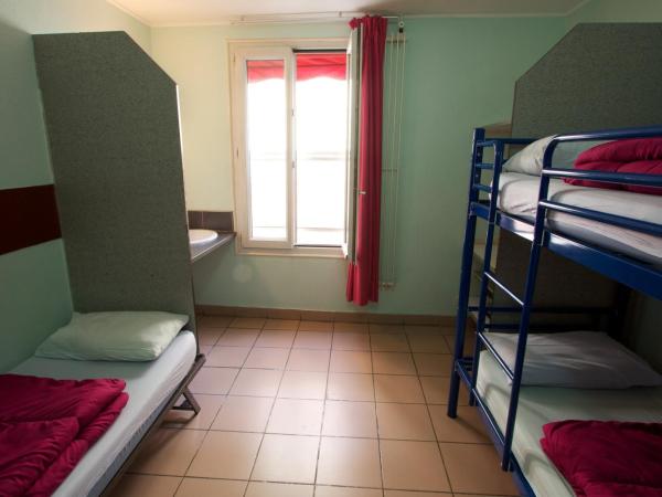 Auberge Internationale des Jeunes : photo 1 de la chambre lit dans dortoir mixte de 3 lits avec salle de bains commune