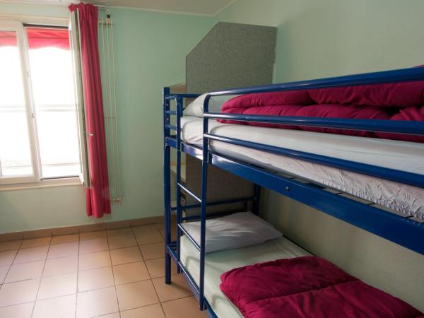 Auberge Internationale des Jeunes : photo 7 de la chambre lit dans dortoir mixte de 3 lits avec salle de bains commune