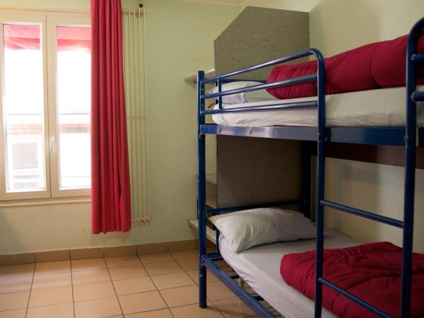 Auberge Internationale des Jeunes : photo 2 de la chambre lit dans dortoir mixte de 3 lits avec salle de bains commune