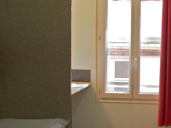 Auberge Internationale des Jeunes : photo 5 de la chambre lit dans dortoir mixte de 3 lits avec salle de bains commune