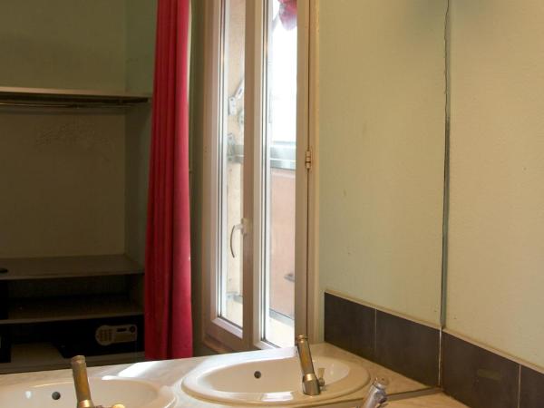 Auberge Internationale des Jeunes : photo 6 de la chambre lit dans dortoir mixte de 3 lits avec salle de bains commune