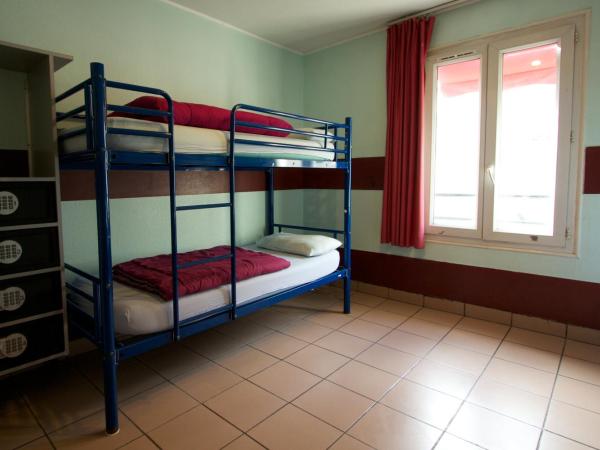 Auberge Internationale des Jeunes : photo 2 de la chambre lit dans 4 dortoirs mixte avec salle de bains commune