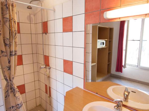Auberge Internationale des Jeunes : photo 5 de la chambre chambre quadruple avec salle de bains privative