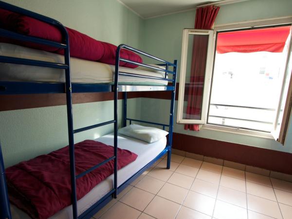 Auberge Internationale des Jeunes : photo 4 de la chambre chambre lits jumeaux avec salle de bains commune