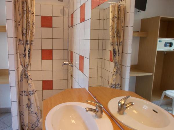 Auberge Internationale des Jeunes : photo 4 de la chambre chambre quadruple avec salle de bains privative