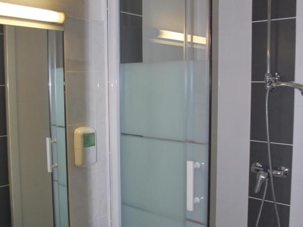 Hotel Le Progres : photo 3 de la chambre chambre lits jumeaux
