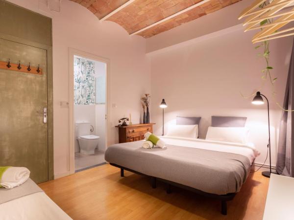 Primavera Hostel : photo 2 de la chambre chambre triple avec salle de bains privative