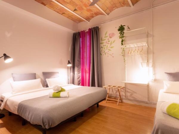 Primavera Hostel : photo 3 de la chambre chambre triple avec salle de bains privative