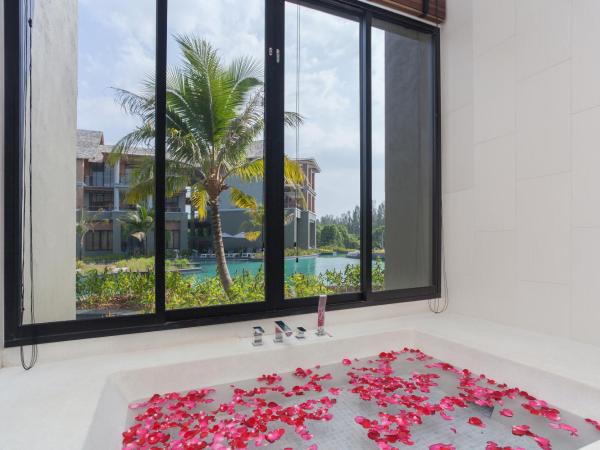 Mai Khaolak Beach Resort & Spa - TUIBLUE Mai Khaolak : photo 4 de la chambre suite de luxe avec accès à la piscine et jacuzzi