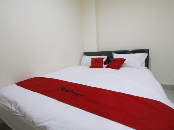RedDoorz Plus near Mall Ciputra Jakarta : photo 5 de la chambre chambre double