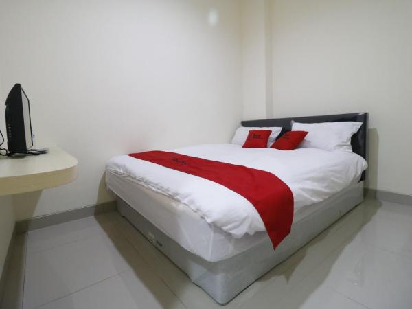 RedDoorz Plus near Mall Ciputra Jakarta : photo 4 de la chambre chambre double