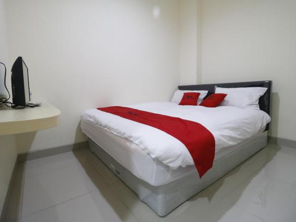 RedDoorz Plus near Mall Ciputra Jakarta : photo 7 de la chambre chambre double